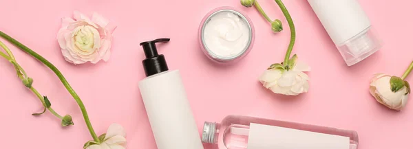 Komposition Mit Verschiedenen Kosmetikprodukten Und Blumen Auf Rosa Hintergrund Ansicht — Stockfoto