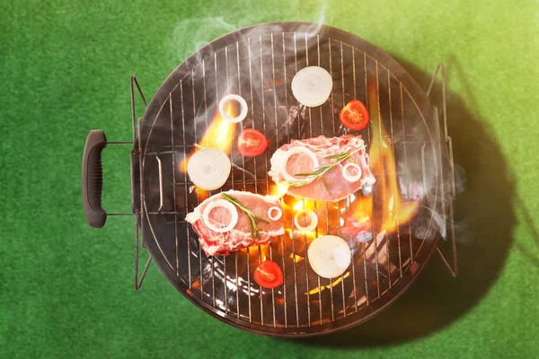 Barbecue Grill Met Rauw Vlees Groenten Buiten Bovenaanzicht — Stockfoto