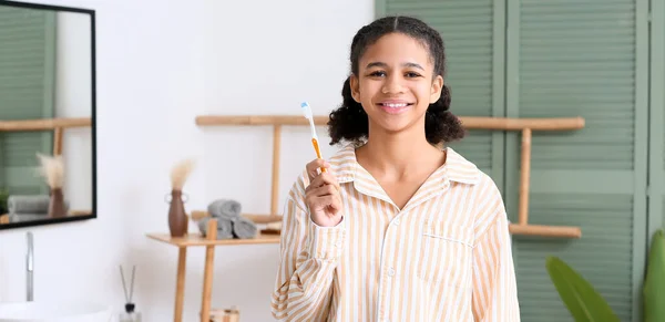 Afroamerykańska Nastolatka Szczoteczką Zębów Łazience — Zdjęcie stockowe