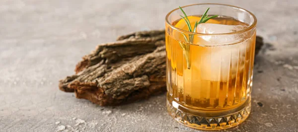 Bicchiere Delizioso Cocktail Old Fashioned Sfondo Grunge — Foto Stock