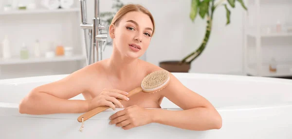 Mulher Bonita Com Escova Massagem Banheiro — Fotografia de Stock