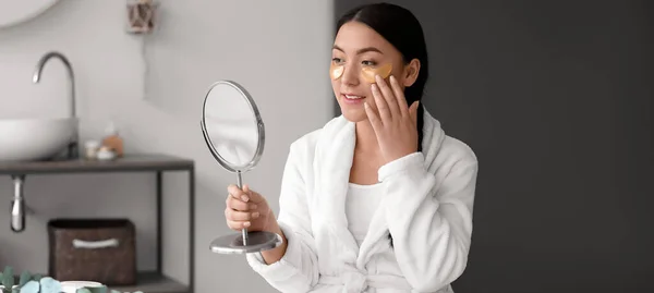 Hermosa Mujer Asiática Aplicando Parches Bajo Los Ojos Baño — Foto de Stock