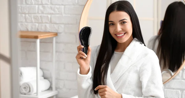 Mulher Bonita Escovando Cabelo Banheiro — Fotografia de Stock