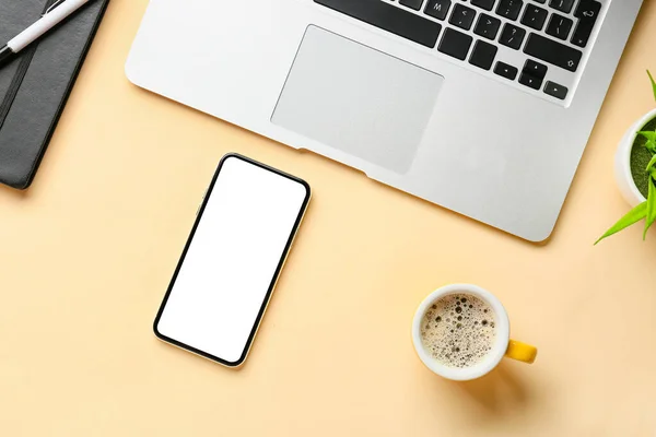 Handy Laptop Und Tasse Kaffee Auf Farbigem Hintergrund — Stockfoto