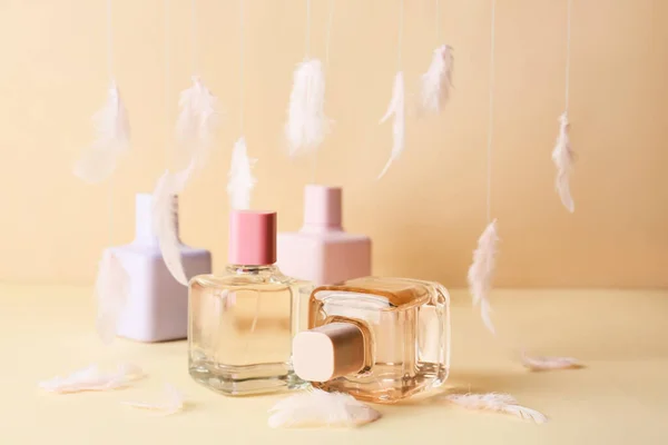 Gyönyörű Tollak Palackok Parfümök Színes Háttér — Stock Fotó