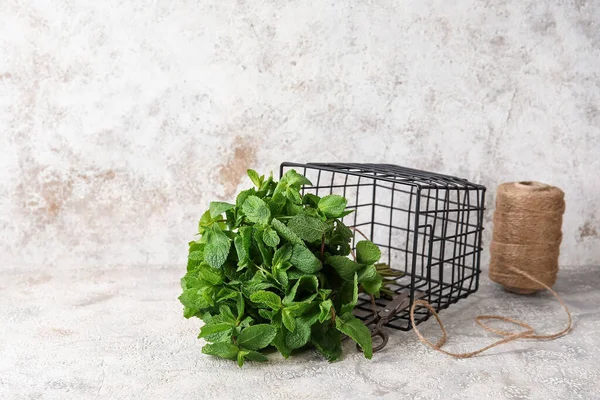 Basket Mint Leaves Light Background — Stock Photo, Image