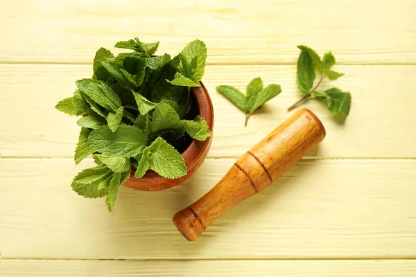 Mortar Pestle Mint Leaves Color Wooden Background — Stock Photo, Image