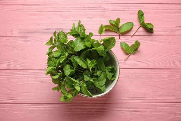 Skål Med Mynta Blad Färg Trä Bakgrund — Stockfoto