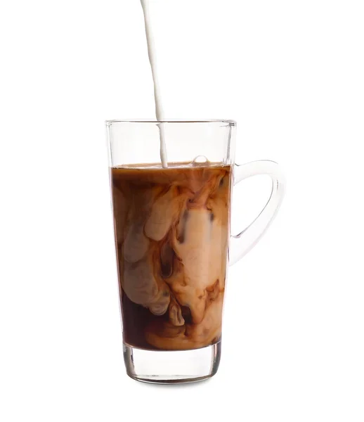 在杯子里倒入牛奶 白底冰镇咖啡 — 图库照片