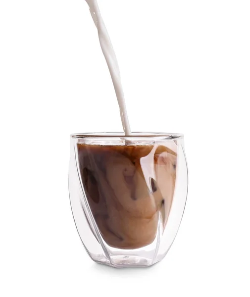 用白底冰咖啡把牛奶倒入杯子中 — 图库照片