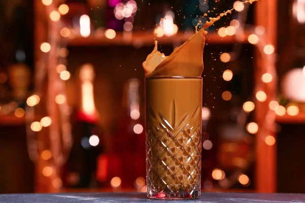 Glas Välsmakande Iskaffe Med Stänk Bordet Mot Suddig Bakgrund — Stockfoto