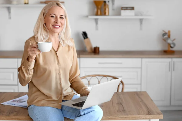 Morning Mature Woman Laptop Drinking Coffee Kitchen — Stock Photo, Image