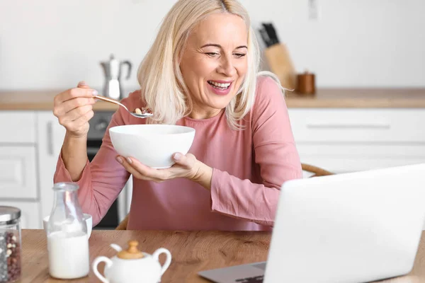 Morning Mature Woman Laptop Having Breakfast Kitchen — Stock Photo, Image