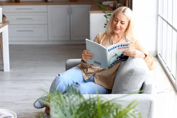 Morning Beautiful Mature Woman Reading Magazine Home — Stock Photo, Image