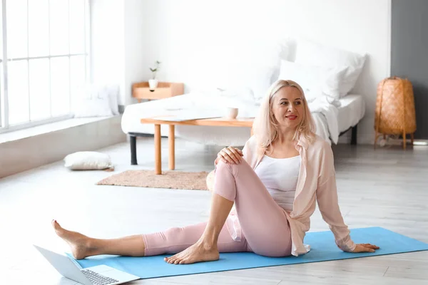 Morgen Der Reifen Frau Mit Laptop Praktiziert Yoga Hause — Stockfoto