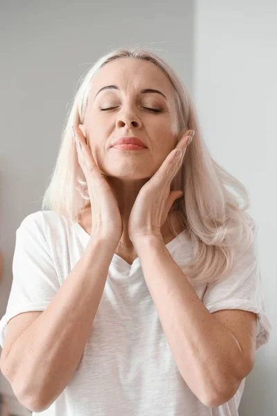 Morning Mature Woman Applying Facial Cream Home — Stock Photo, Image