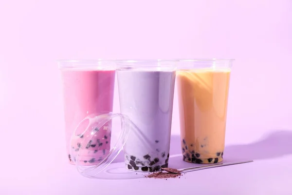 Tazas Plástico Burbujas Diferentes Sabroso Sobre Fondo Púrpura — Foto de Stock