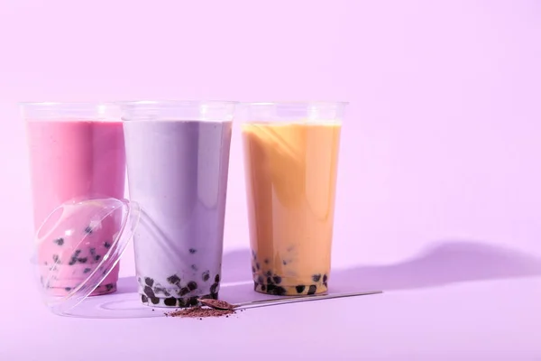 Plastikowe Kubki Różnych Smaczne Herbaty Bańki Fioletowym Tle — Zdjęcie stockowe