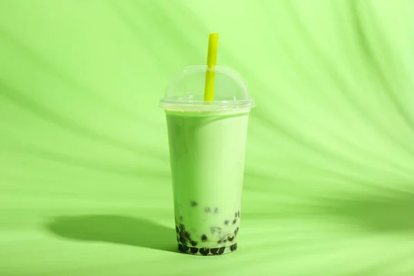 Plastikowa Filiżanka Smacznej Herbaty Bąbelkowej Zielonym Tle — Zdjęcie stockowe