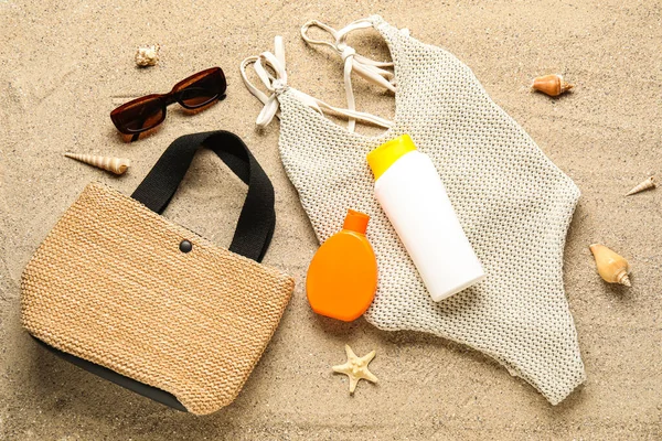 Bouteilles Crème Solaire Avec Accessoires Plage Coquillages Sur Sable — Photo