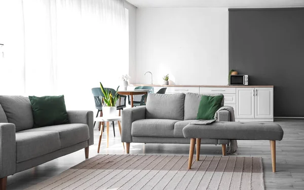 Interior Ruang Tamu Modern Dengan Sofa Meja Makan Dan Bangku — Stok Foto
