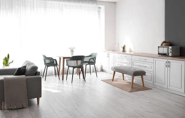 Interieur Van Moderne Keuken Met Aanrecht Eettafel Bank — Stockfoto