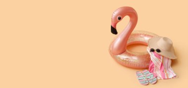 Renk arkaplan üzerinde şişirilebilir halka ve plaj aksesuarları metin için boşluk ile