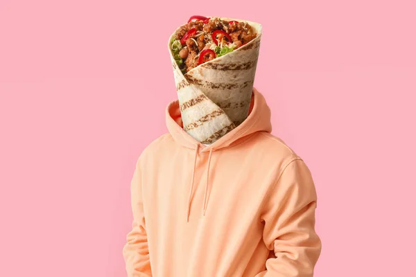 Man Met Lekkere Burrito Plaats Van Zijn Hoofd Roze Achtergrond — Stockfoto