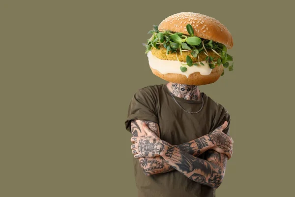 Homem Tatuado Com Hambúrguer Saboroso Vez Sua Cabeça Fundo Cor — Fotografia de Stock