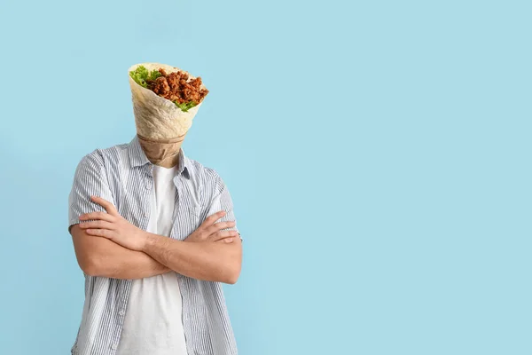Man Met Lekkere Burrito Plaats Van Zijn Hoofd Lichtblauwe Achtergrond — Stockfoto
