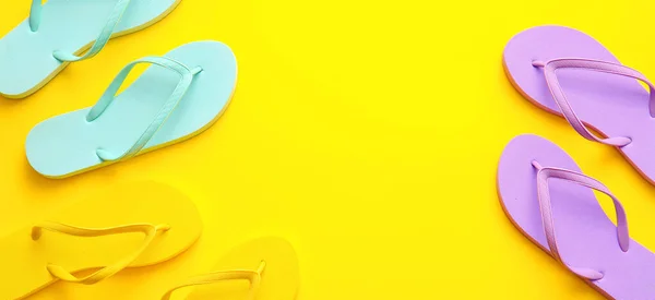 Set Stylischer Flip Flops Auf Gelbem Hintergrund Mit Platz Für — Stockfoto