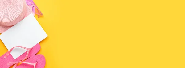 Фліп Флешки Капелюх Сонцезахисні Окуляри Порожня Картка Жовтому Тлі Пробілом — стокове фото