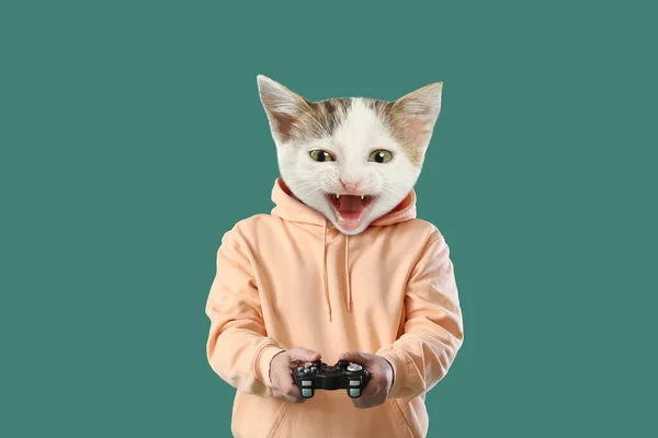 Αστείο Γατάκι Ανθρώπινο Σώμα Παίζει Βιντεοπαιχνίδι Στο Φόντο Χρώμα — Φωτογραφία Αρχείου