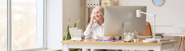 Mature Secretary Talking Phone While Working Office — Stock Photo, Image