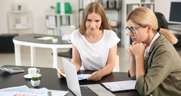 Mulher Negócios Bonita Seu Colega Discutindo Questão Local Trabalho — Fotografia de Stock