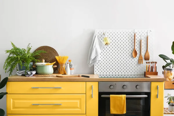 带有黄色家具 烤箱和钉板的现代化厨房的内部 — 图库照片