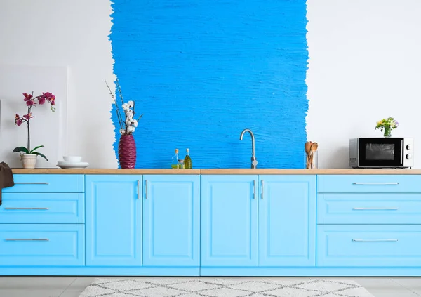 带有蓝色家具的现代厨房风格内饰 — 图库照片