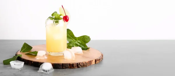Glas Köstlicher Mai Tai Cocktail Auf Hellem Hintergrund Mit Platz — Stockfoto
