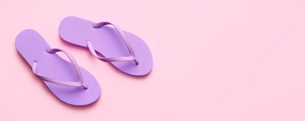 Stilvolle Flip Flops Auf Rosa Hintergrund Mit Platz Für Text — Stockfoto