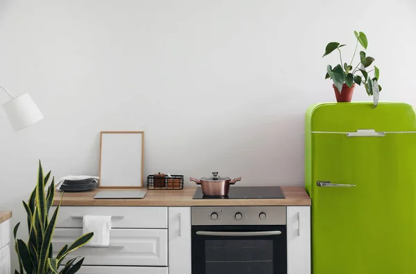 Modern Mutfağın Içinde Şık Yeşil Antika Buzdolabı Var — Stok fotoğraf