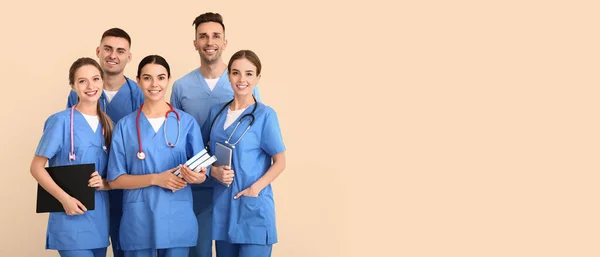 Grupo Estudiantes Medicina Sobre Fondo Color Claro Con Espacio Para — Foto de Stock