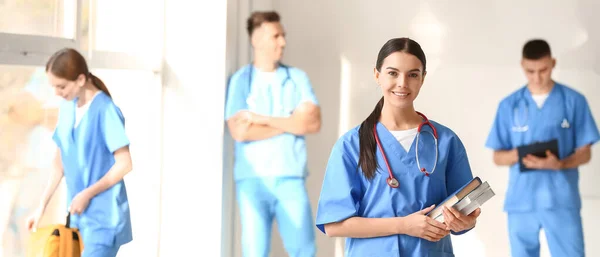 Estudante Medicina Feminina Corredor Clínica — Fotografia de Stock