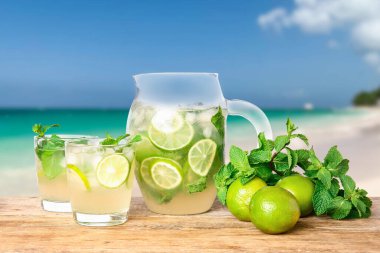 Deniz kıyısındaki masada bir bardak taze mojito.