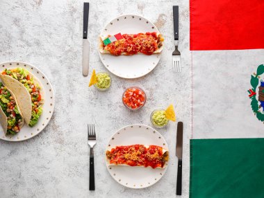 Hafif arkaplanda Meksika geleneksel yemek ve bayrağı olan kompozisyon