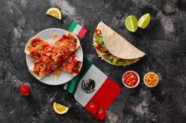 Meksika geleneksel yemekleri ve gri arka planda bayrakları olan kompozisyon