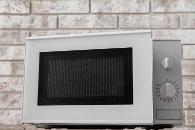 Yeni modern mikrodalga fırın masada.