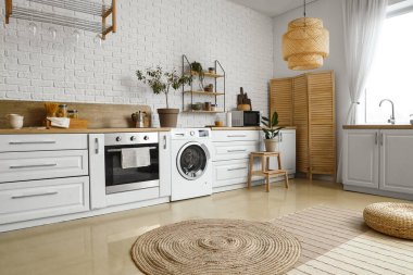 Modern çamaşır makinesi olan bir mutfak.