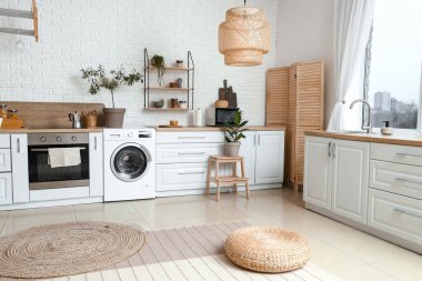 Modern çamaşır makinesi olan bir mutfak.