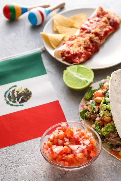 Comida Tradicional Mexicana Bandeira Fundo Claro Close — Fotografia de Stock