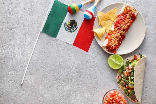 Composição Com Comida Tradicional Mexicana Bandeira Fundo Claro — Fotografia de Stock